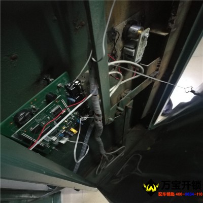 开启某局密码盘加指纹识别保险柜